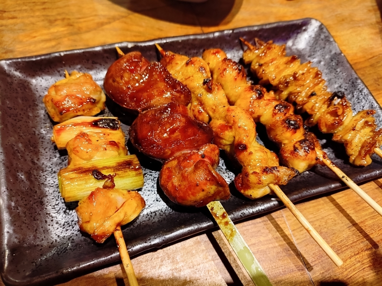 串焼き盛り合わせとか。池袋っ子居酒屋 俺たちのとりとん - チェーン店で晩ごはん。