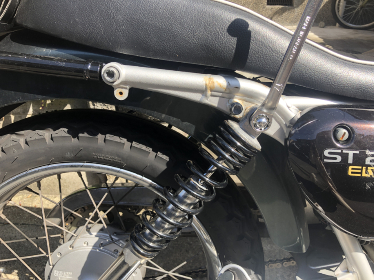 ST250無印のリアサスペンションとグラブバーをST250Eに流用する