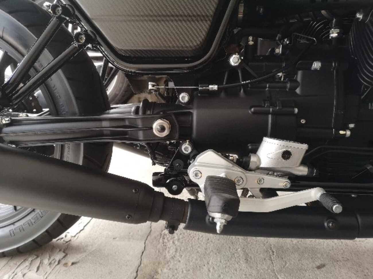 ベビーフェイスのバックステップ - Moto Guzzi V7Ⅲ carbonと行く