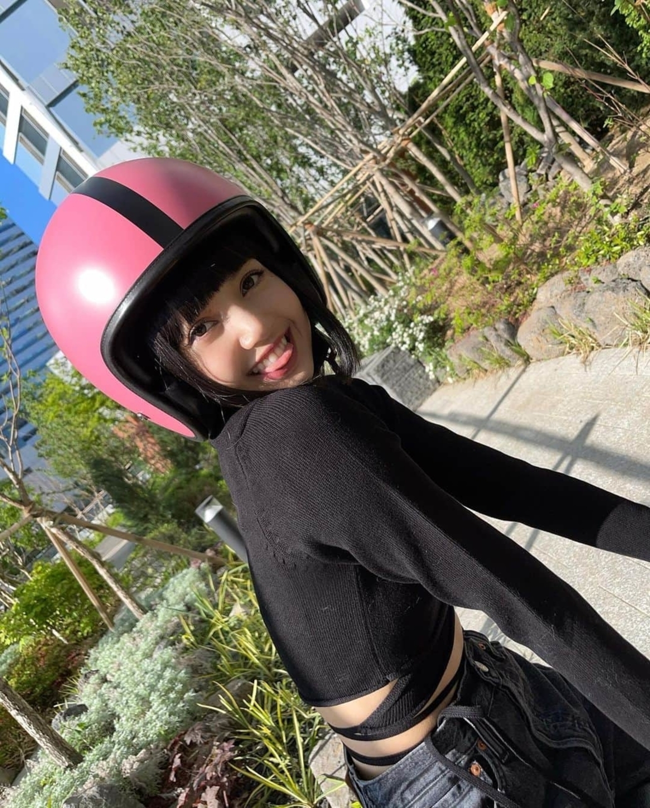 素人　スケスケ衣装　露出 【ファッション】春夏でも黒い服を着たいならBLACKPINKリサの肌見せを参考に！ - LEGGOですブログ｜K-POPを主観100%で語る