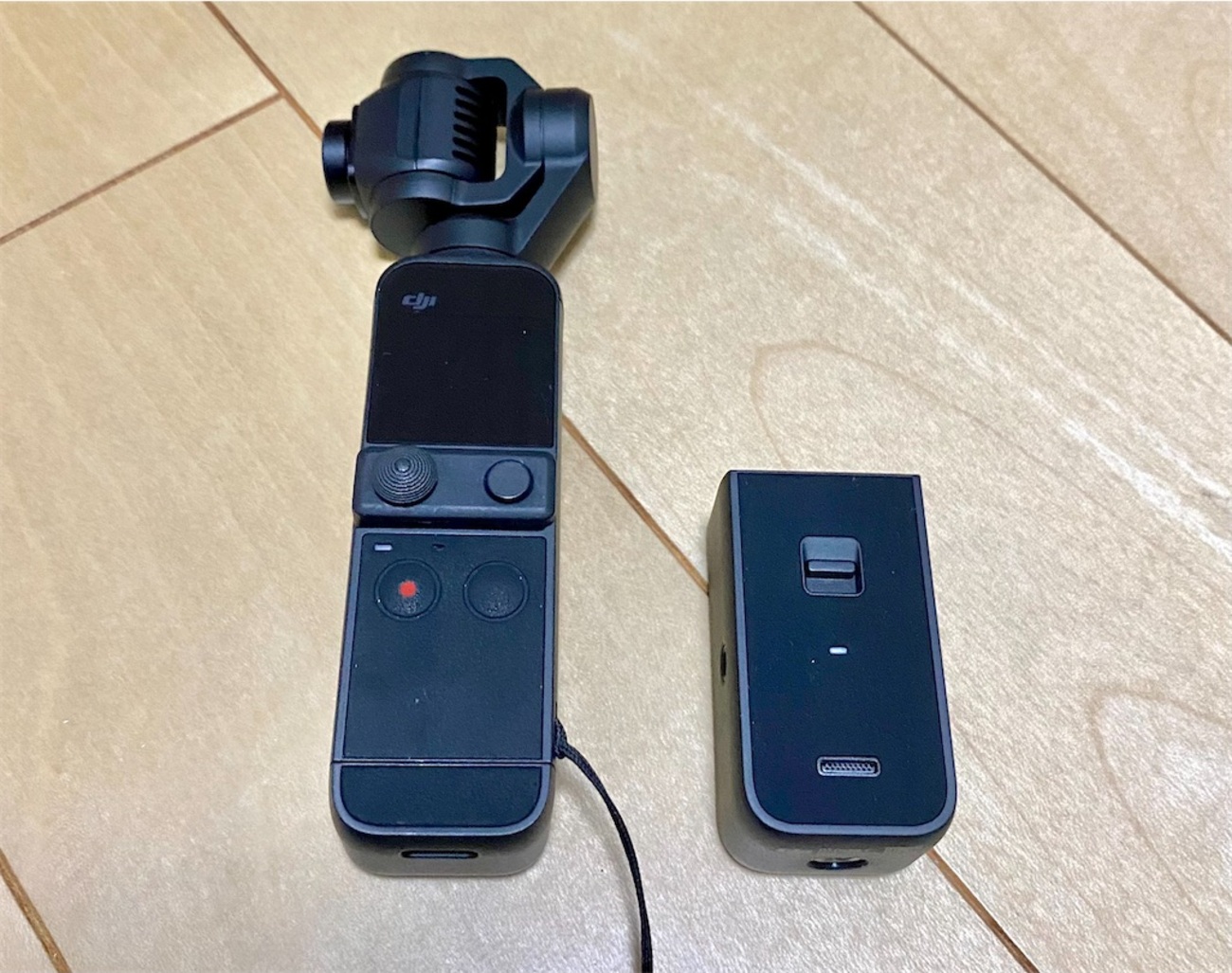 DJI pocket2使用頻度少、美品バッテリー内臓ハンドル込 DJI pocket2使用頻度少、美品バッテリー内臓ハンドル込