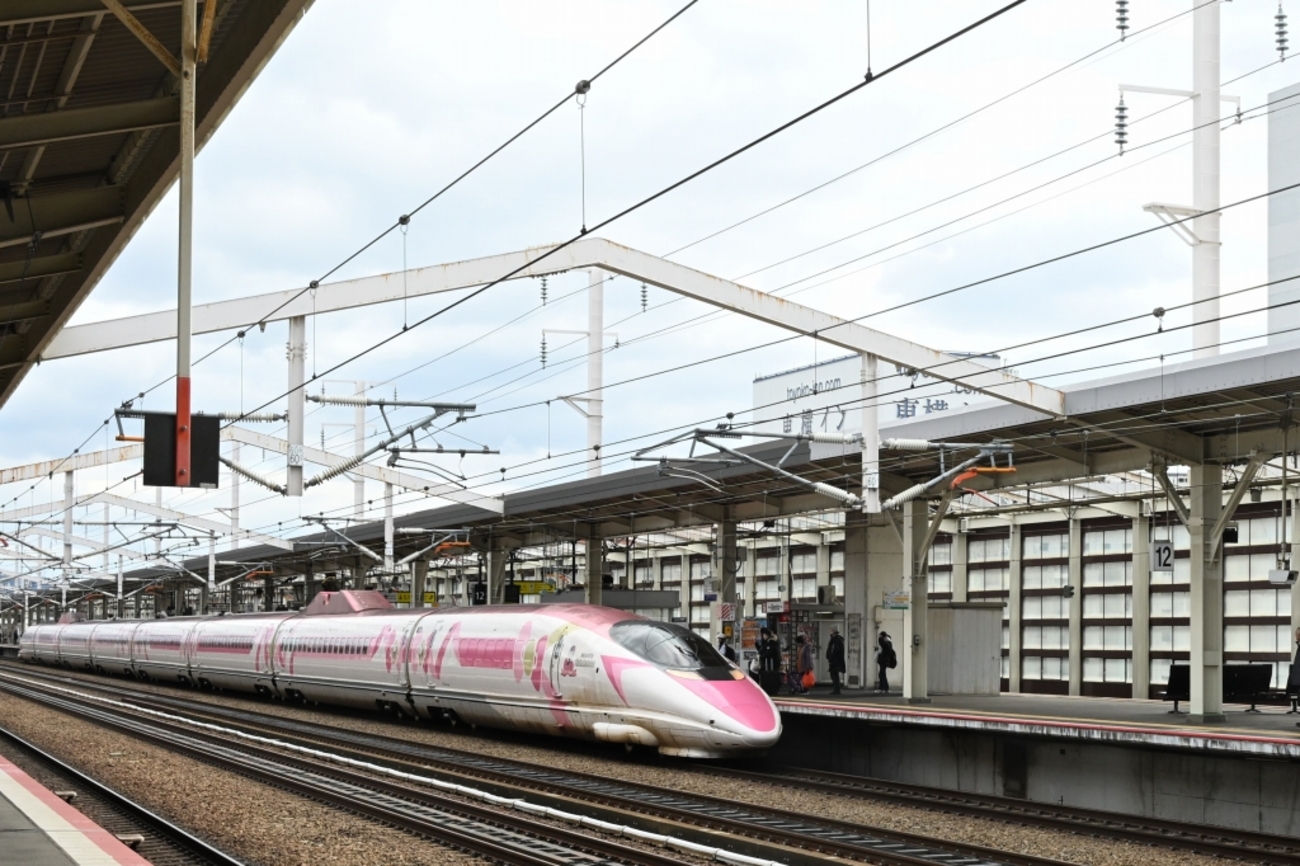 キティ と ドクターイエロー のすれ違い 姫路駅 