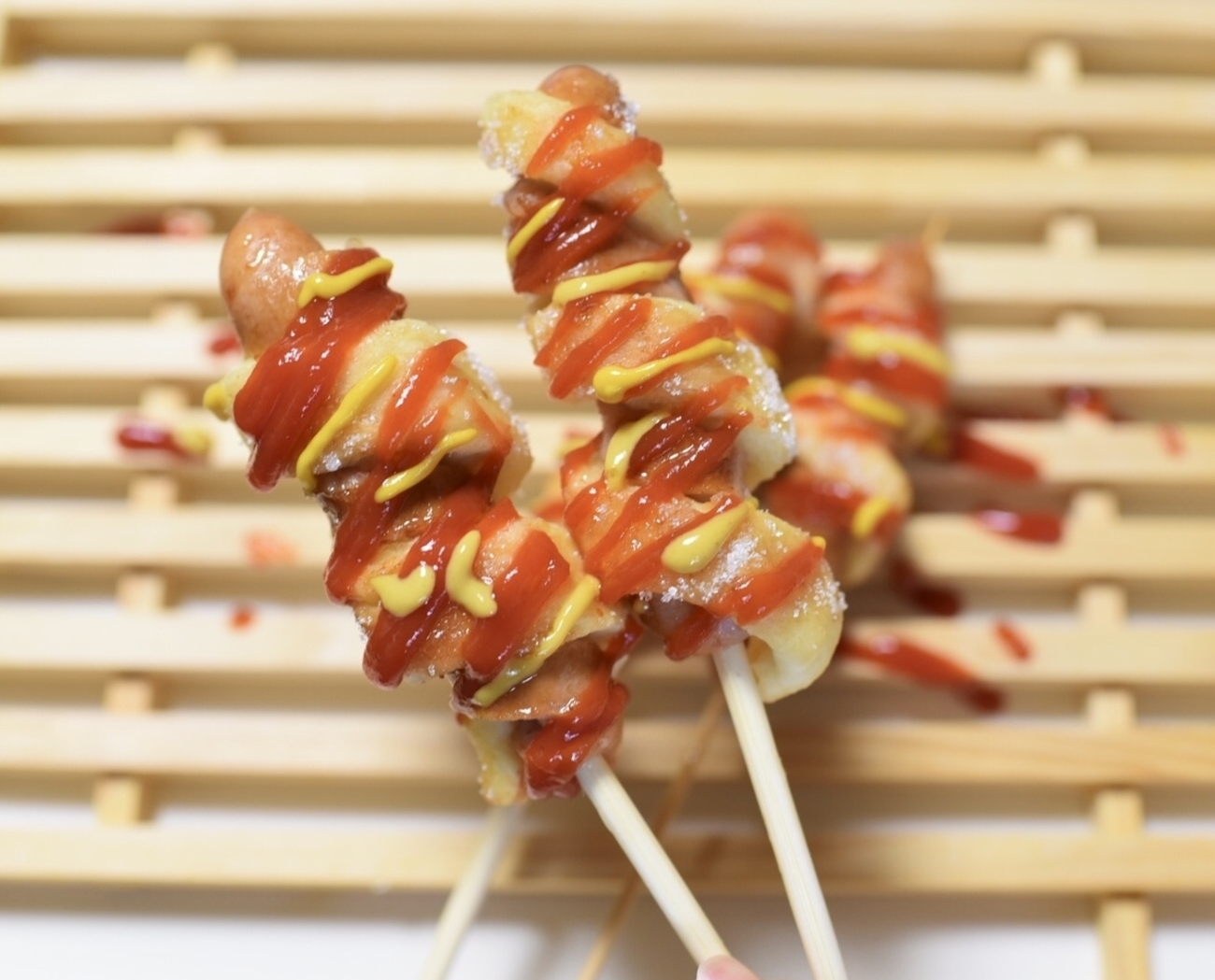 韓国グルメ】 ホットケーキミックスで作れる簡単”竜巻ハットグ”の 