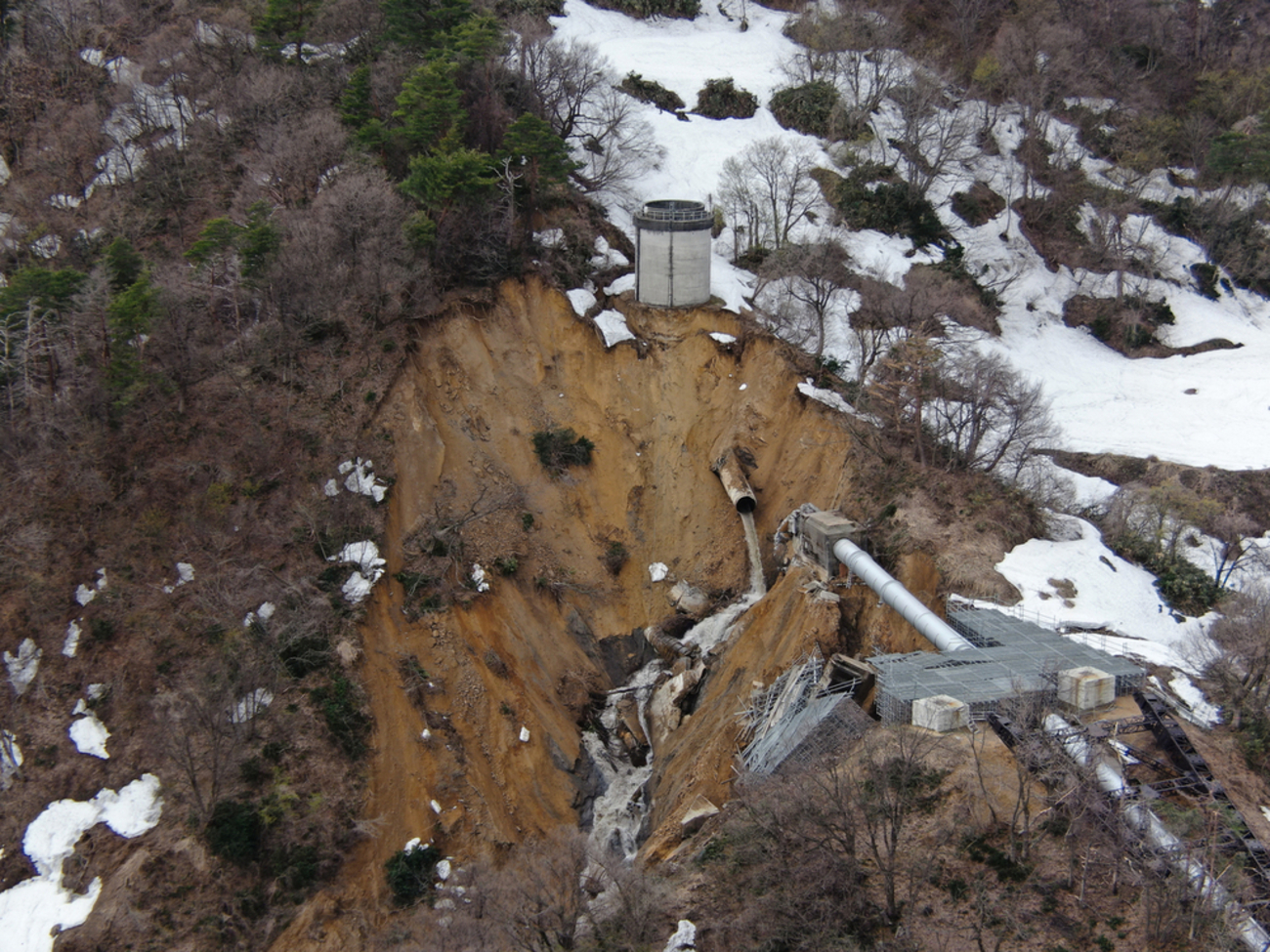 上越市の県営高田発電所で水管破断し土砂崩れ 鉄塔2基転倒 農地の浸水