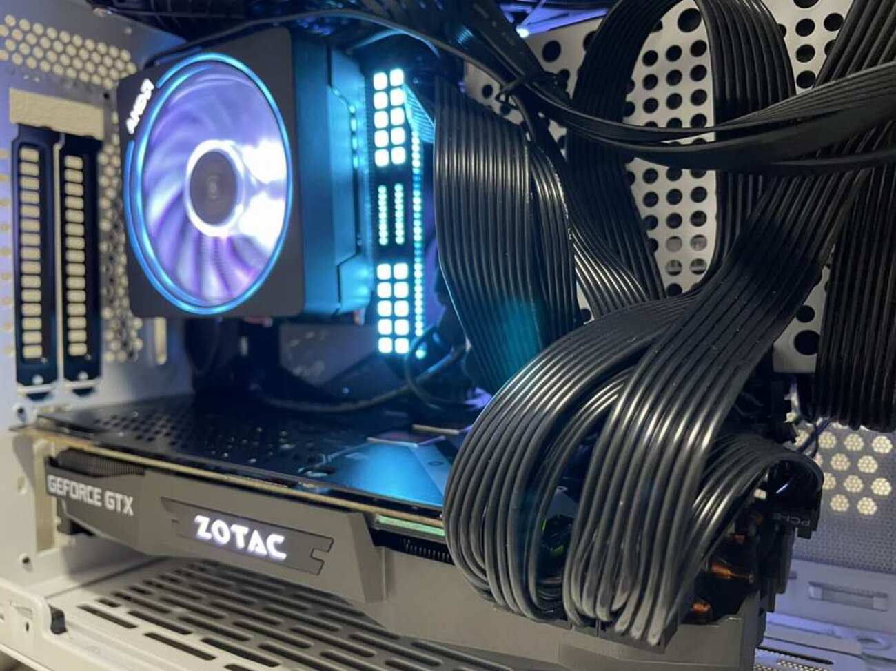 自作PC】Mini-ITXでコンパクトかつ白くておしゃれなPCを作りたい 