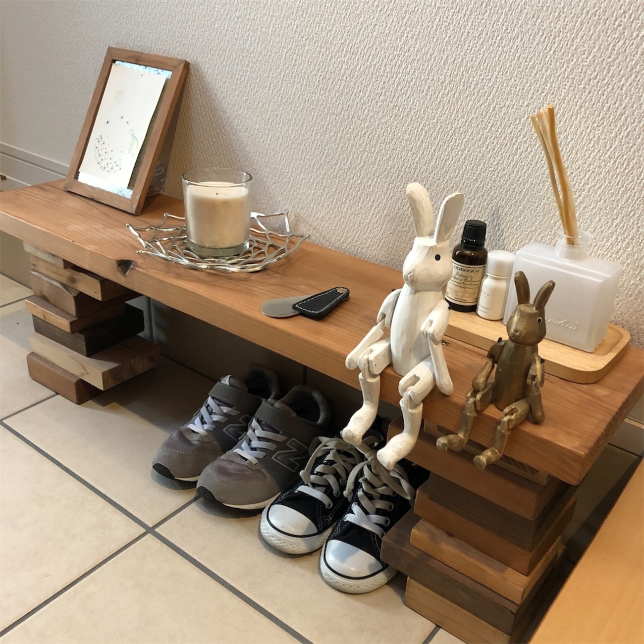 端材と杉無垢材で作る簡単DIY。玄関用飾り棚をご紹介します 