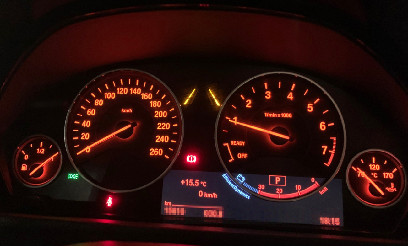 BMW F30 ちっちゃなデジタルスピード表示でもけっこう見えるんですよ 