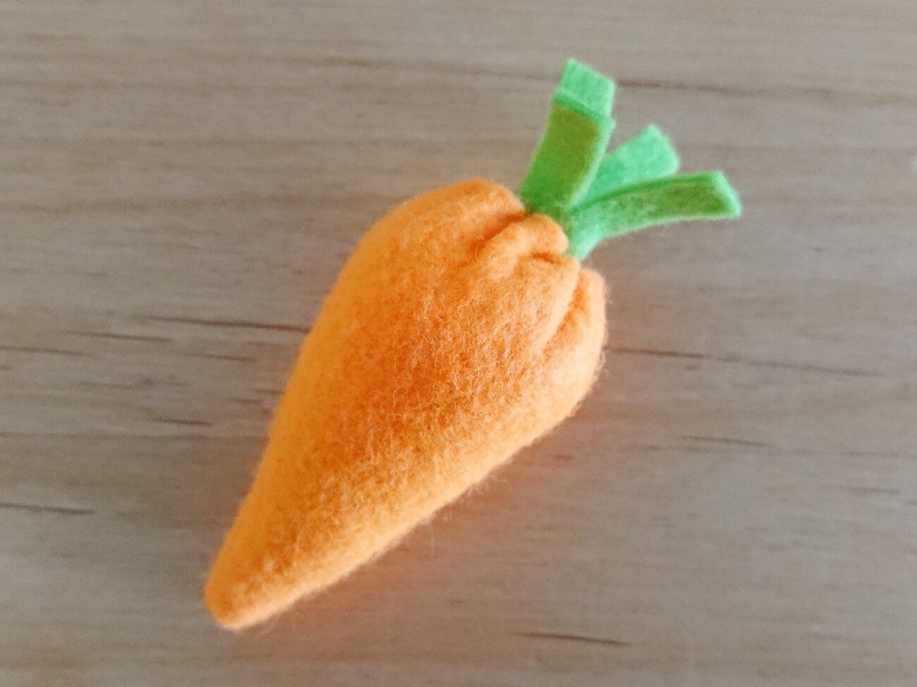 簡単】ダイソーフェルトで作るにんじんの作り方 - おおまめとまめ育児日記