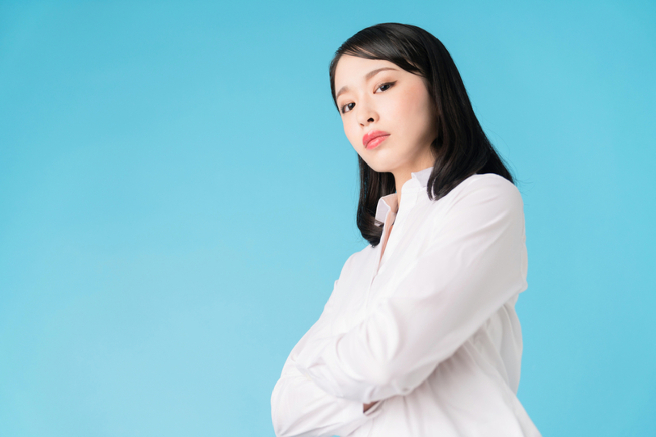 プライドが高い人の特徴とは?非を認めない心理と職場での上手な接し方を徹底解説