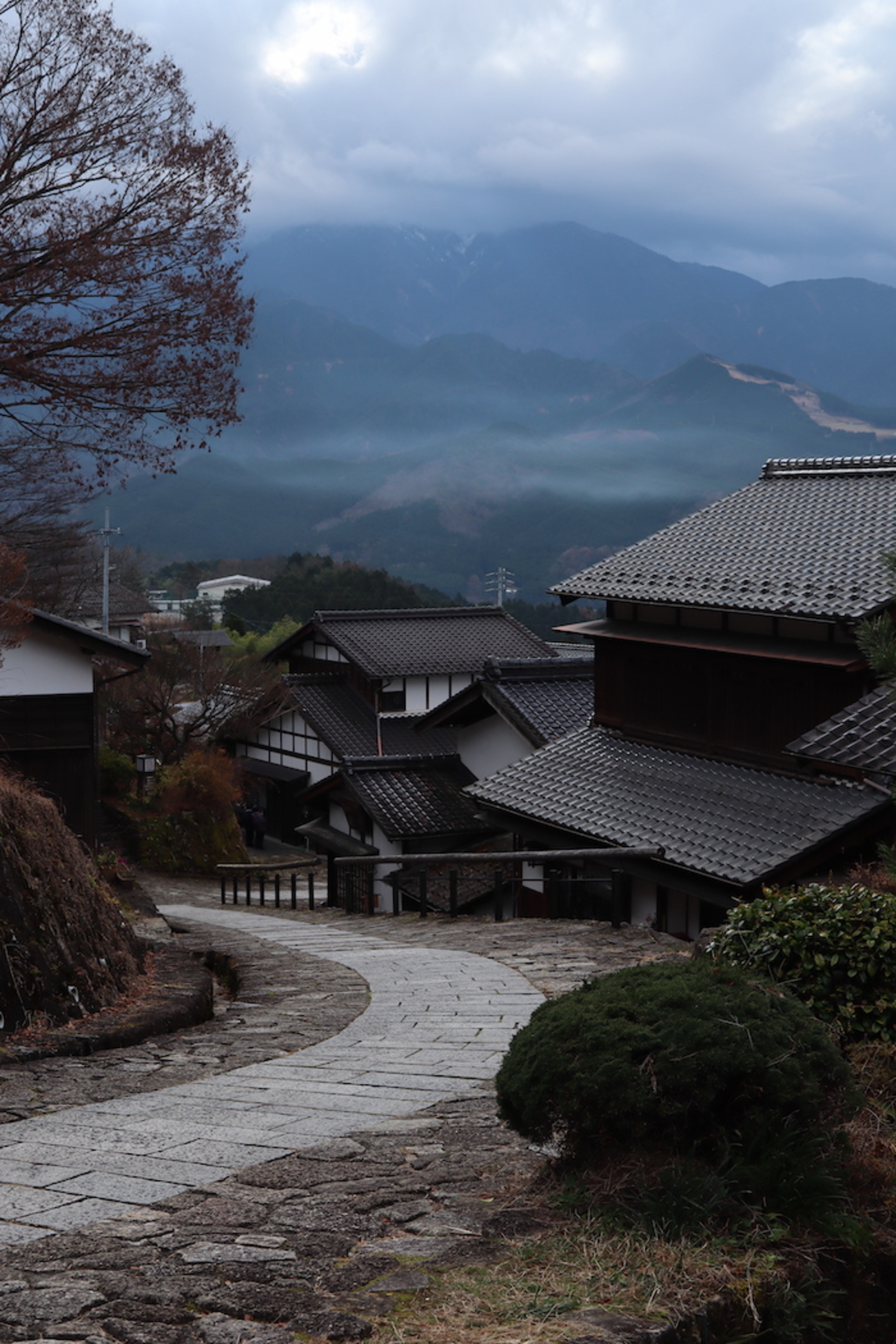 妻籠の宿　銀鼠の甍と恵那山　 パステル画 妻籠の宿 銀鼠の甍と恵那山 パステル画 美術品・アンティーク