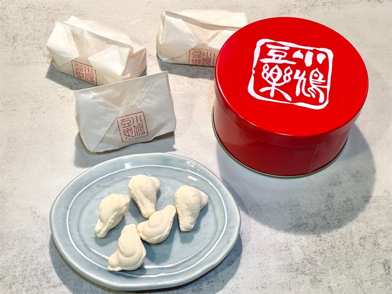 鎌倉『豊島屋』小鳩豆楽 赤缶。和三盆と豆粉の可愛い鳩の形をした 