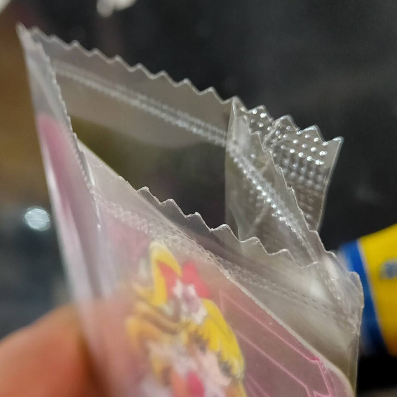 ウエハースのカードの袋を開封するメリットとデメリットを解説します 