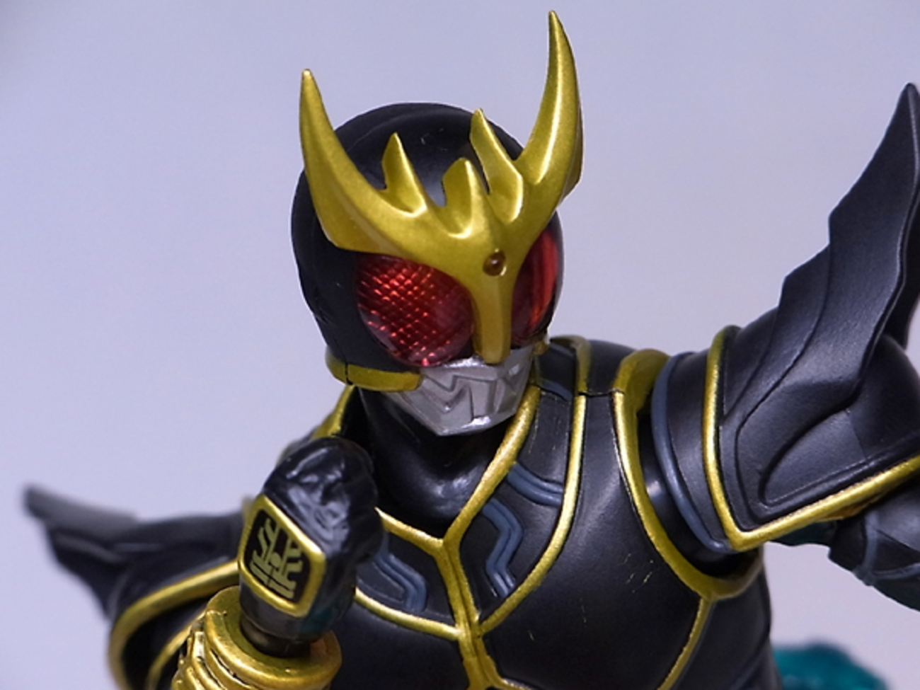 フィギュアーツ 仮面ライダークウガ フィギュア アルティメットフォーム Amazon.co.jp: S.H.Figuarts（真骨彫製法） 仮面ライダークウガ