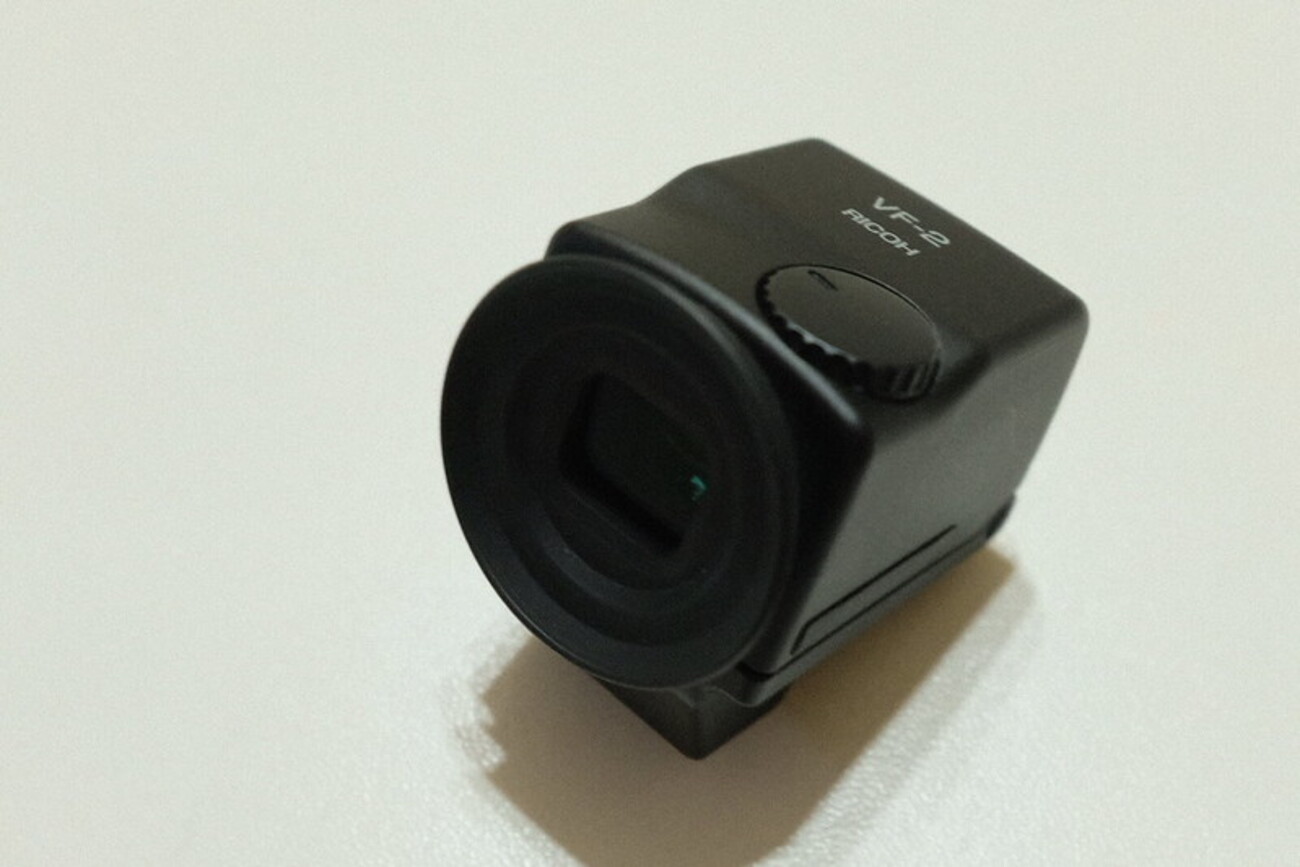 日中は液晶が見えづらいRICOH GXRには液晶ファインダーが必須ですっ