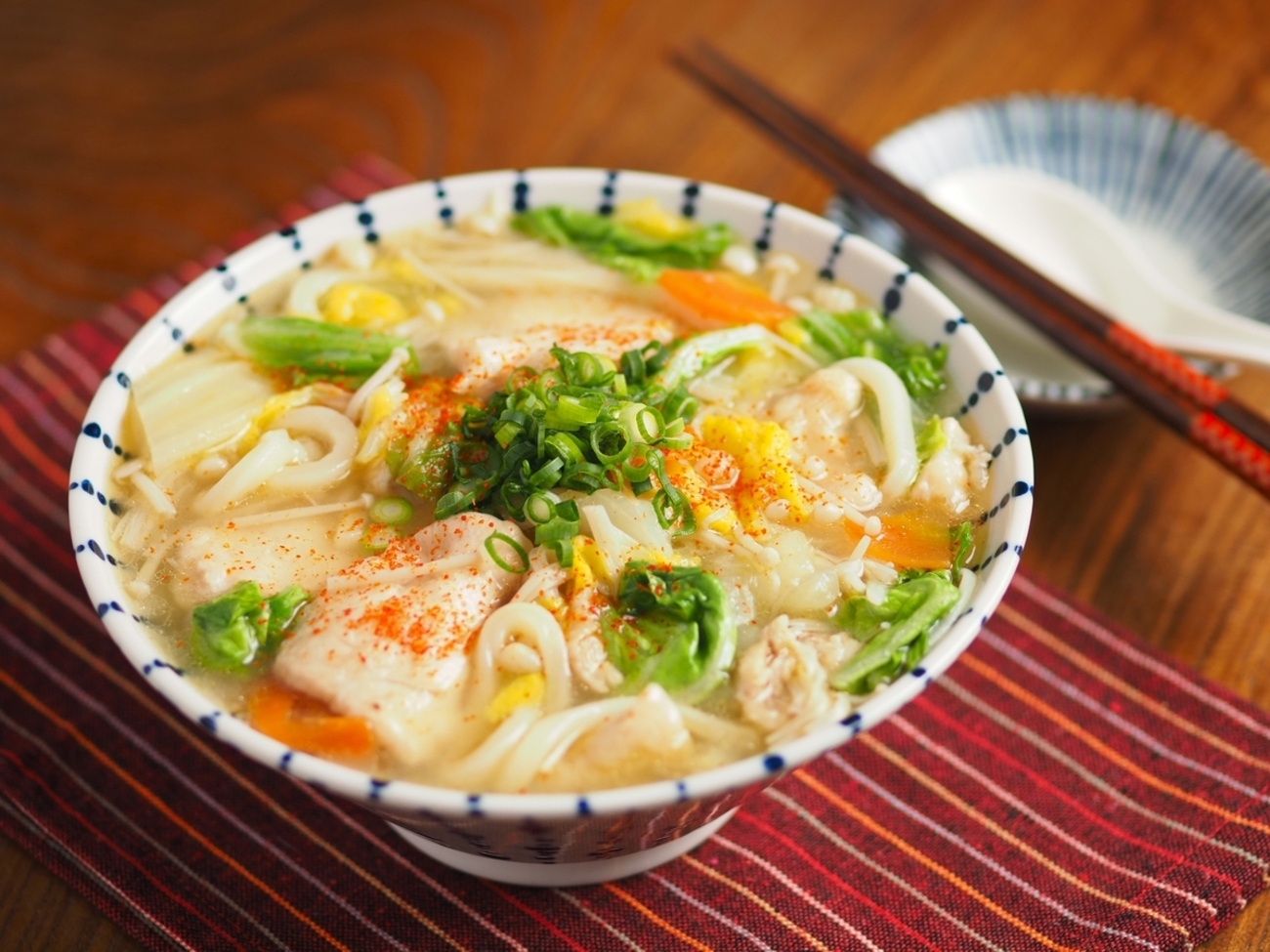 鶏むね肉と鍋用カット野菜、ごま油でピェンロー感ある「うま塩うどん」スープがべらぼうにウマい【筋肉料理人】 - メシ通 | ホットペッパーグルメ