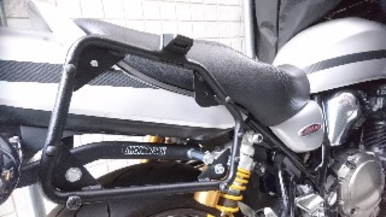 サイドケース汎用ホルダー GIVI SB2000 取り付け（サイドパニアケース 