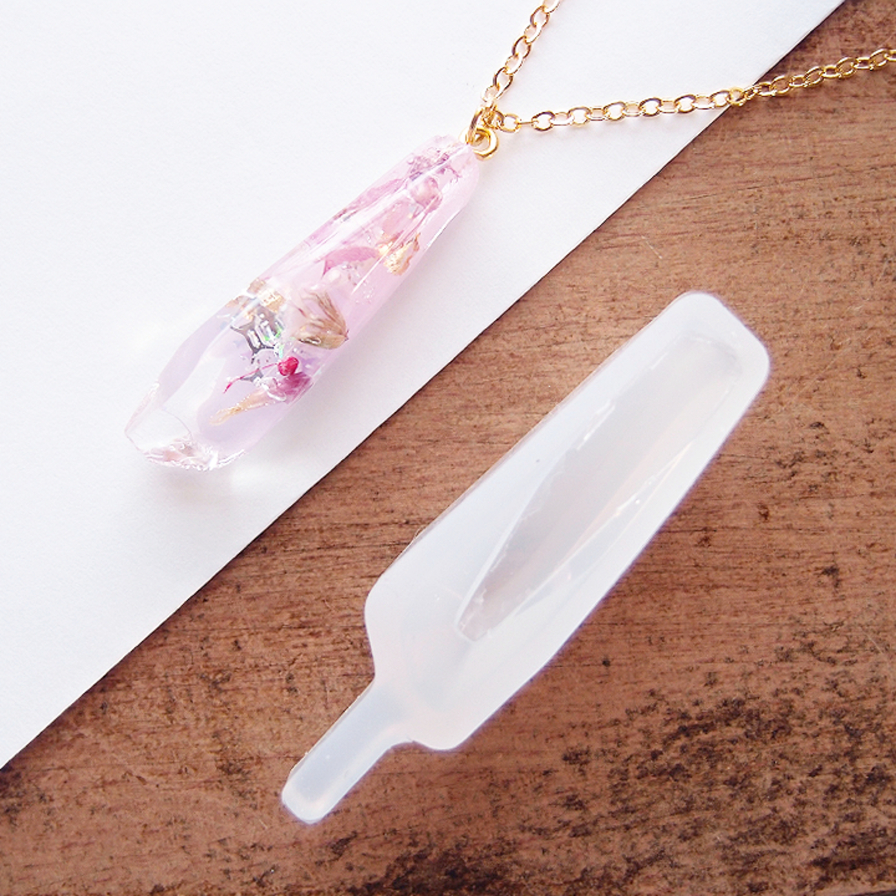 UVレジン作り方】鉱石風レジンネックレスを作る - UVレジン店員が