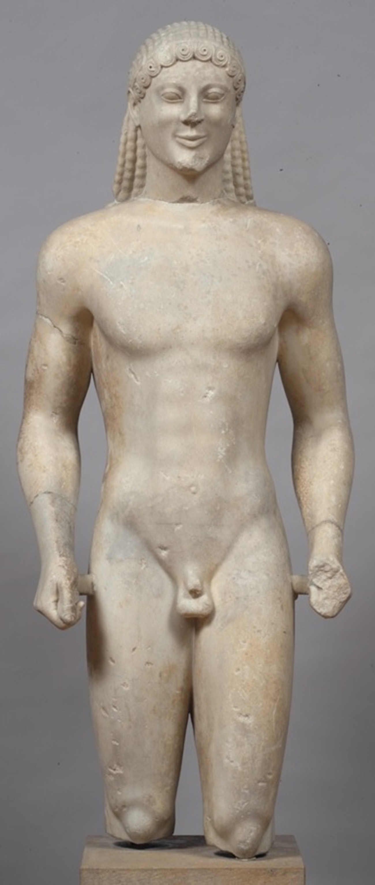 この古代ギリシャの青年像は神殿に奉納されていたが、さて、彫刻として 