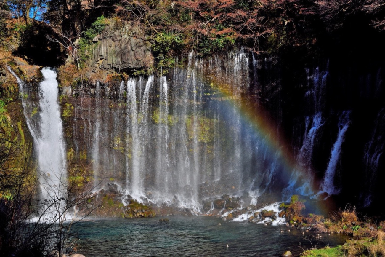 ZNE 血染めのぬかるみ　樹木茂る山麓　乾燥台地　沸騰する小湖　ボーダーレス 1280px-