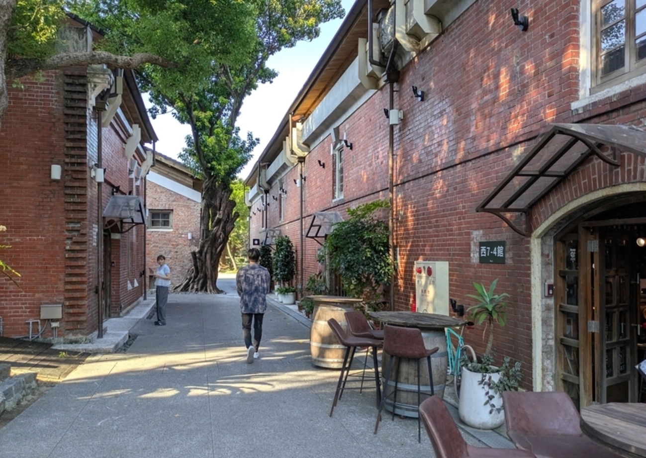 華山1914文創園区の西エリアにある樟脳工場リノベ【華山紅磚六合院