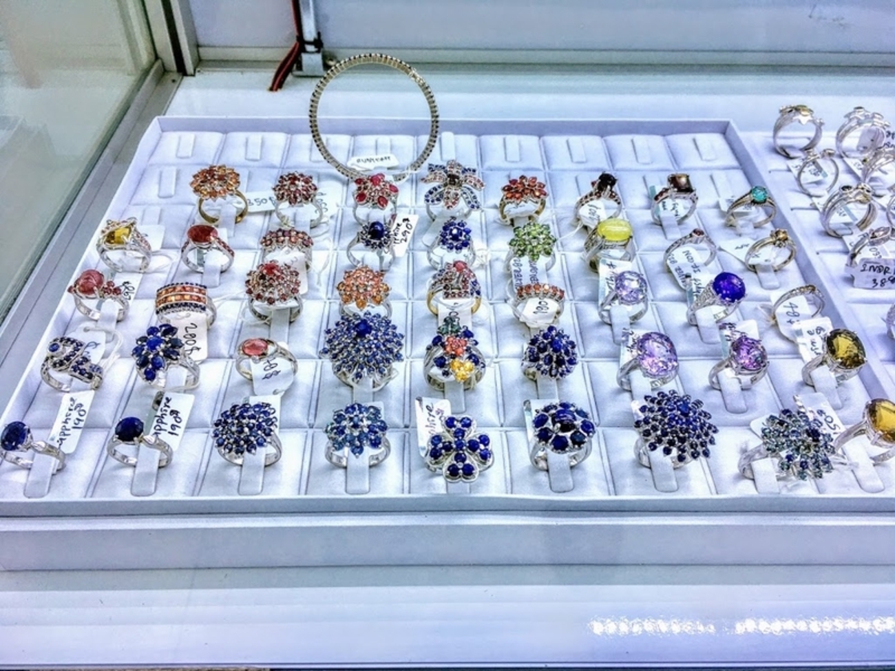 カンボジア中の宝石がここに!?Gemological Instituteに行ってきました 