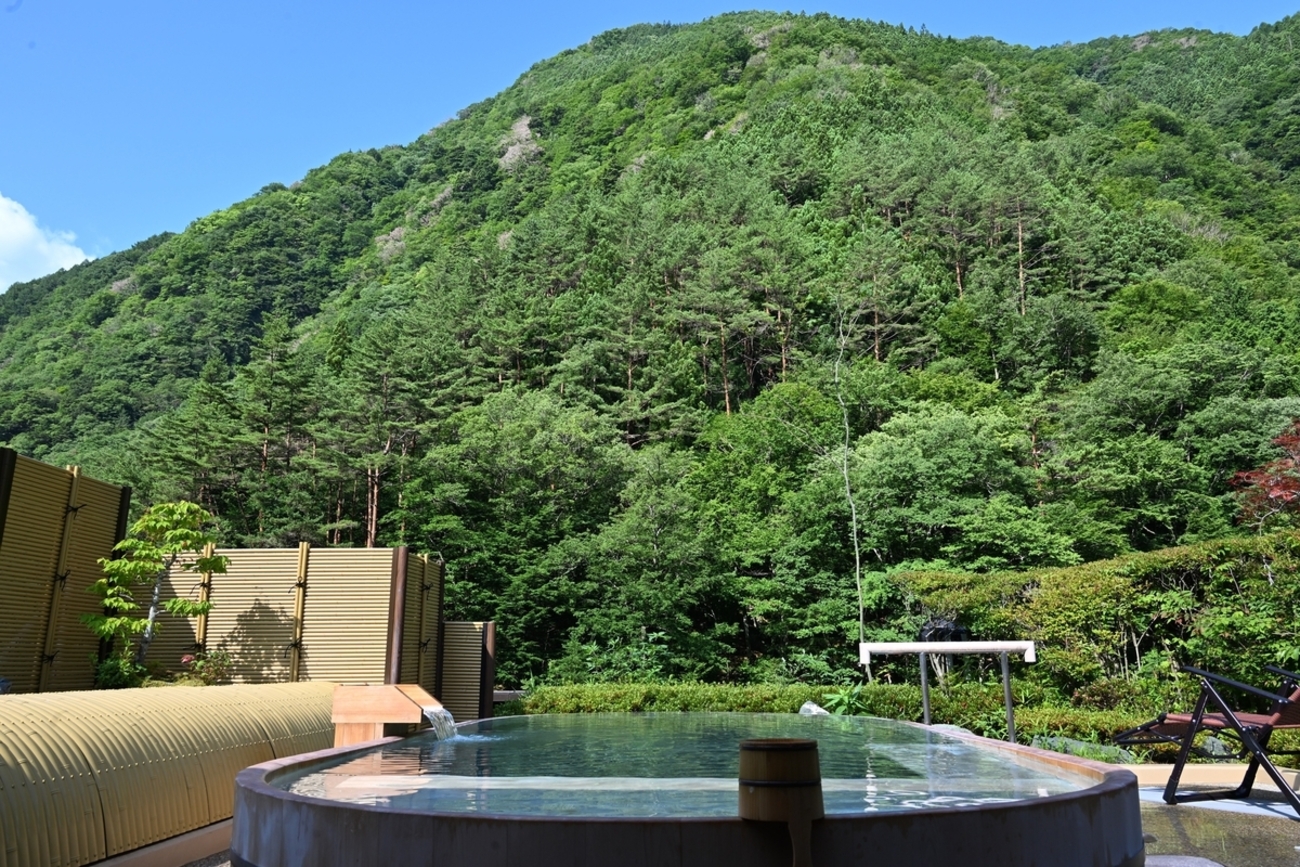 2026年7月 「慶雲館」泊 世界最古の宿は山梨にあった!硫黄香る名湯と、桃パフェを堪能する旅。