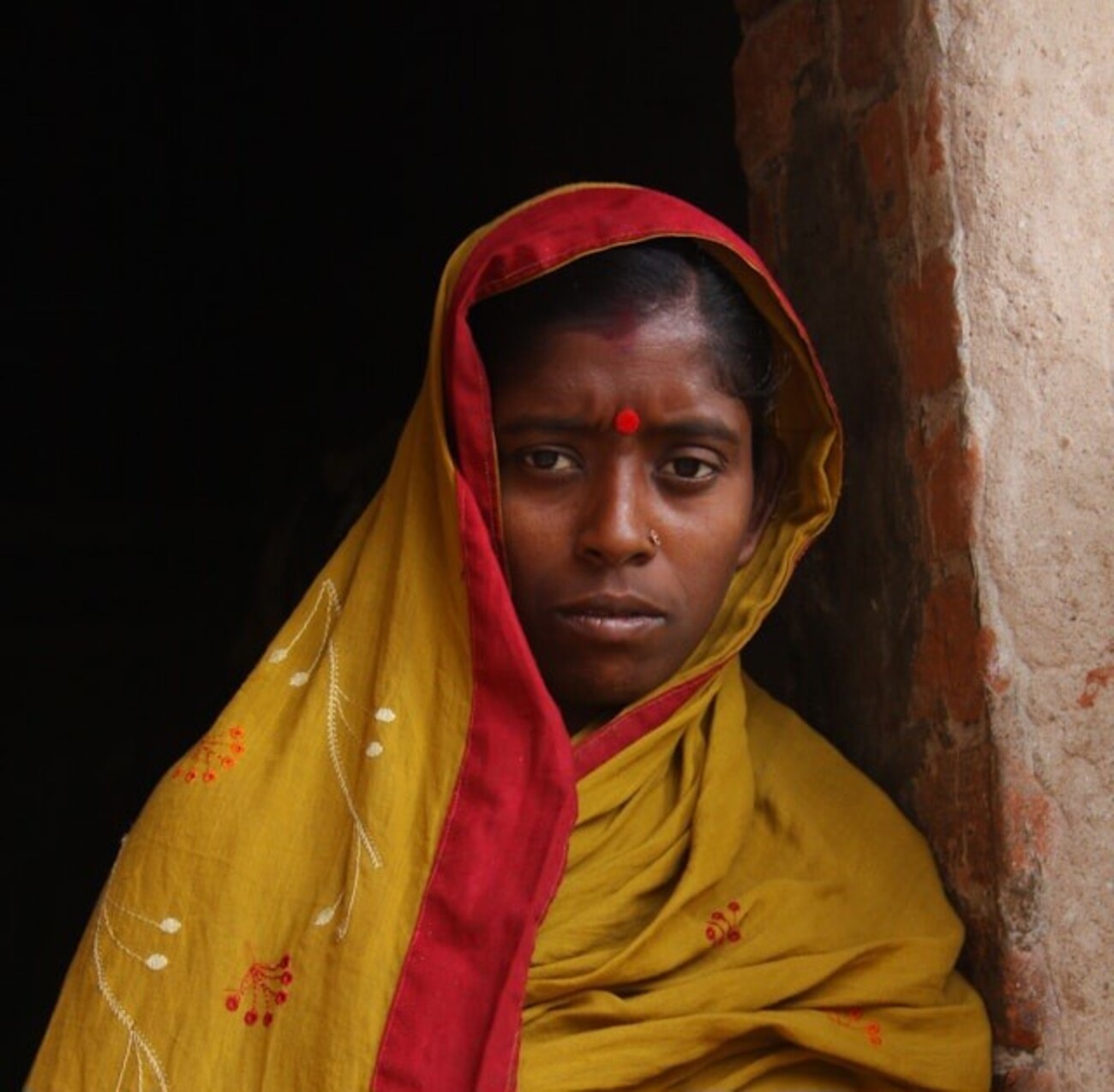 インド人の額に描かれた赤い印の謎: ビンディの意味とその文化的背景 