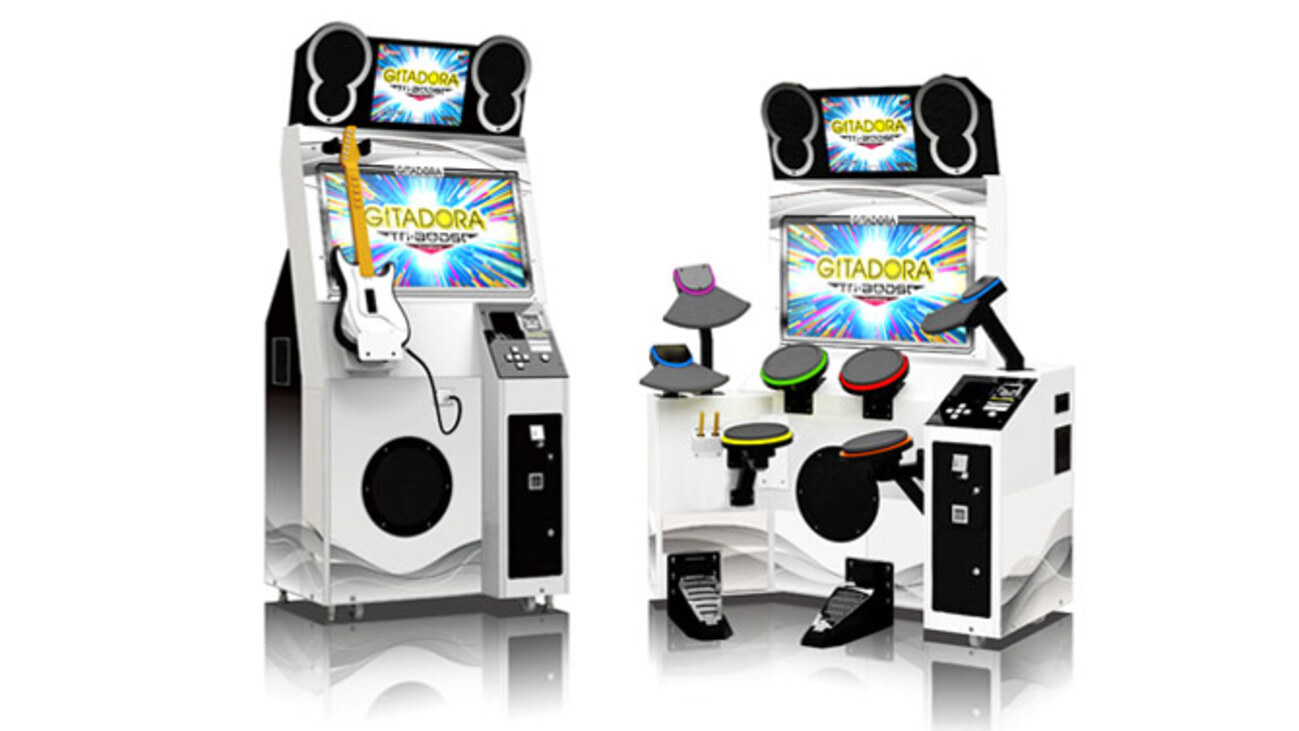 ギタドラ　筐体パネル ギタドラ』新筐体はトリプルモニターとスピーカー7個でド迫力の