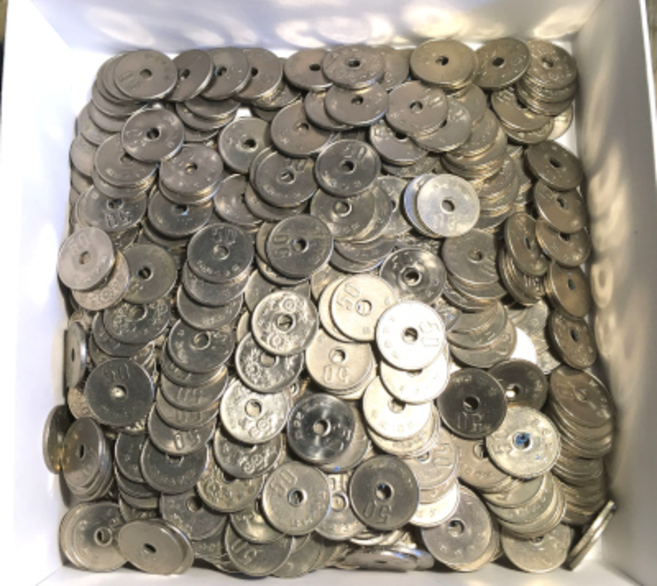 貫通する50円玉 楽天市場】【50円硬貨】菊50円ニッケル貨 昭和40年（1965年
