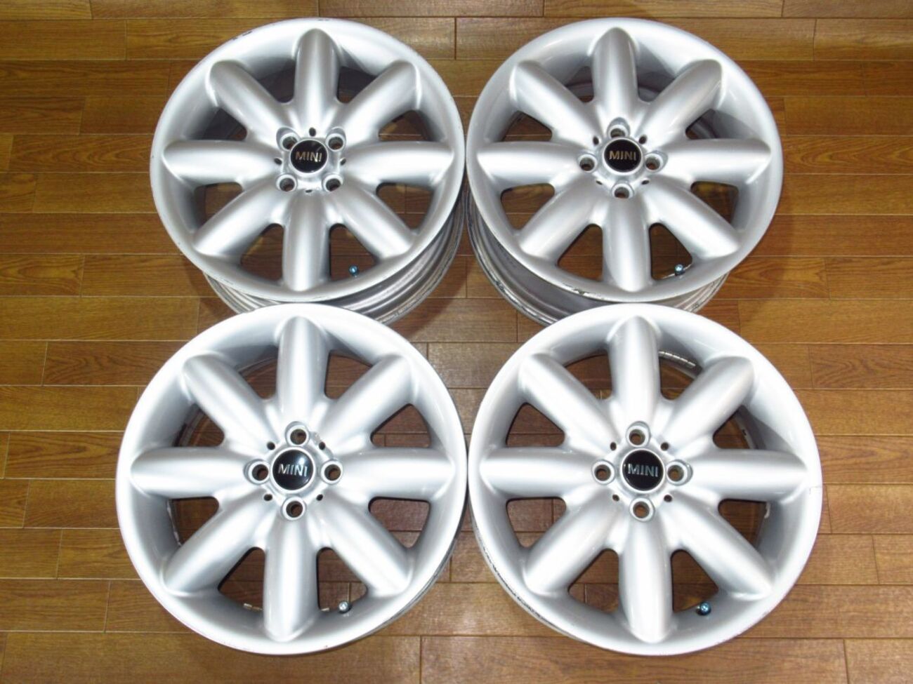 BMW(R56)MINIミニクーパーS純正 17インチアルミホイールのサイズと重 
