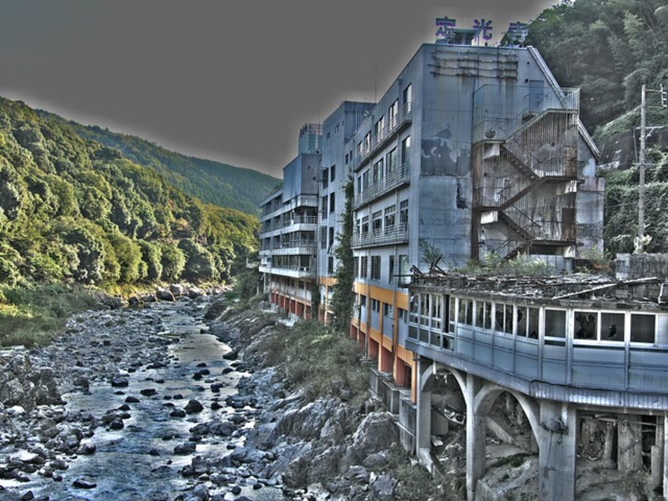 定光寺の廃墟でHDR - karaage. [からあげ]