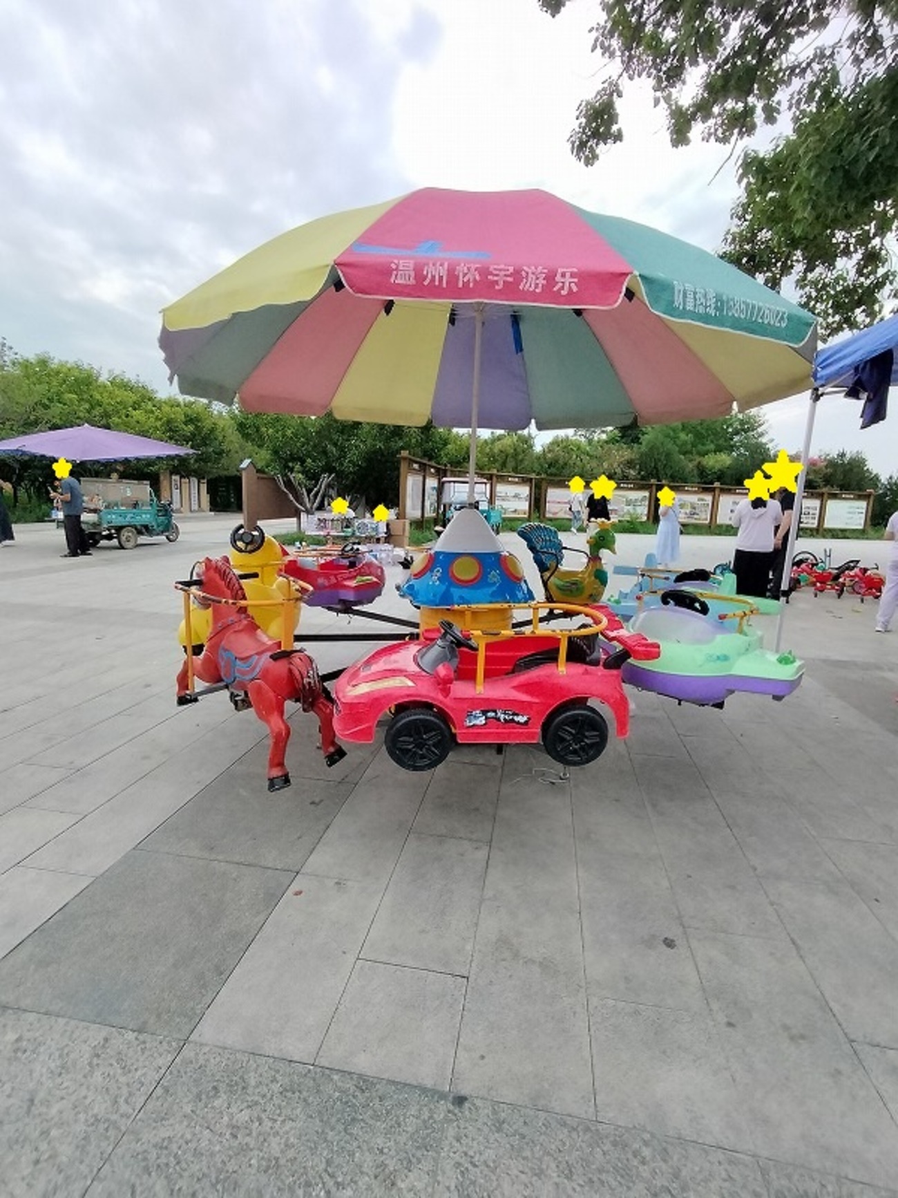 中国河南省開封市ちょこっと写真『統一感の無い子供用電動（コイン式）回転遊具』 - ぱきらの中国（河南省開封）生活