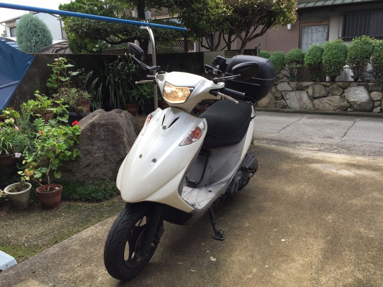 アドレスV125ミラーと風防です。ミラーは、新品で買って合わせただけです。 アドレス125のミラーを交換した【原付二種スクーター】 | 小石健