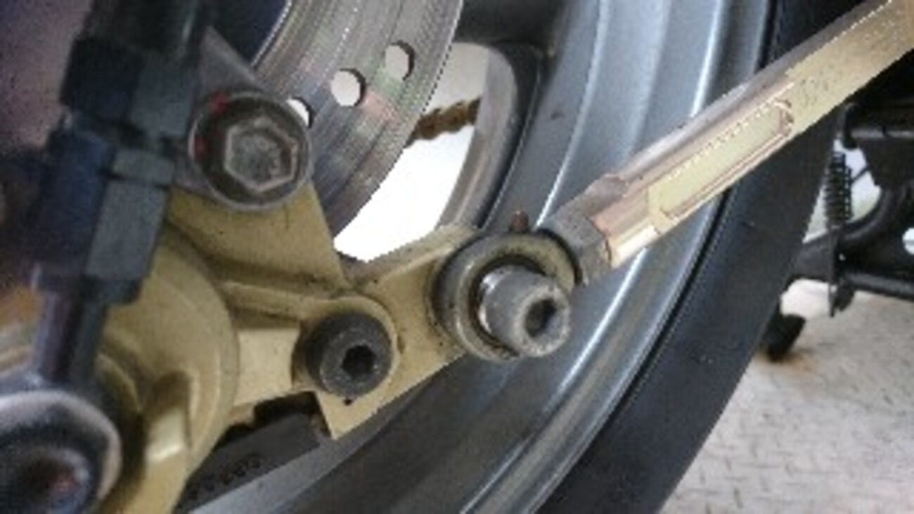 リヤブレーキ トルクロッド グリスアップ - イナズマ1200整備日記