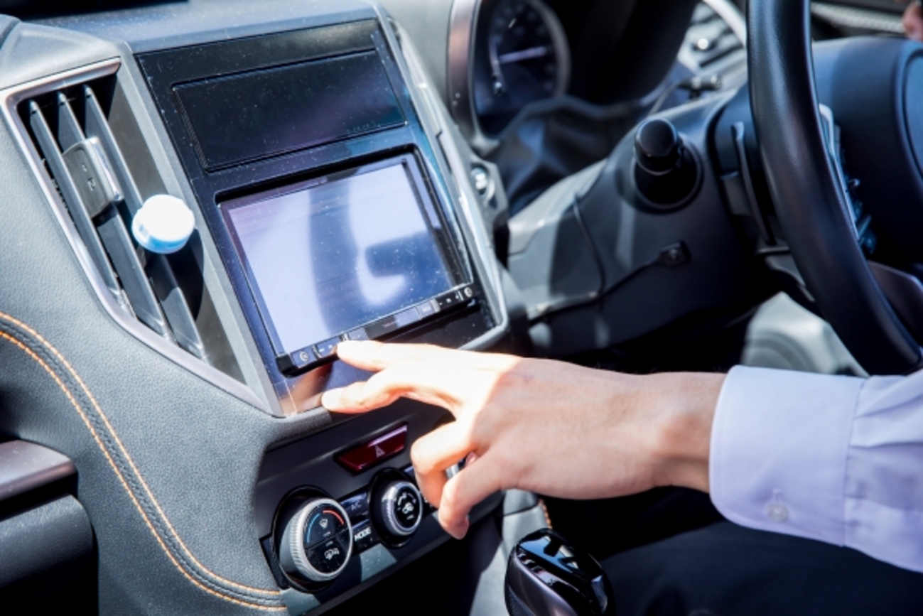 走行中カーナビでTV視聴は違法？法律と車検の真実 - LINK Motors 