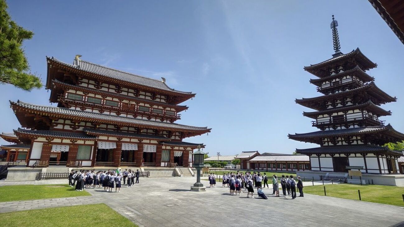 薬師寺高田好胤管主御真筆色紙と誠照寺派法灯継承記念第29世秀政上人御筆色紙　額付 薬師寺高田好胤管主御真筆色紙と誠照寺派法灯継承記念第29世秀政