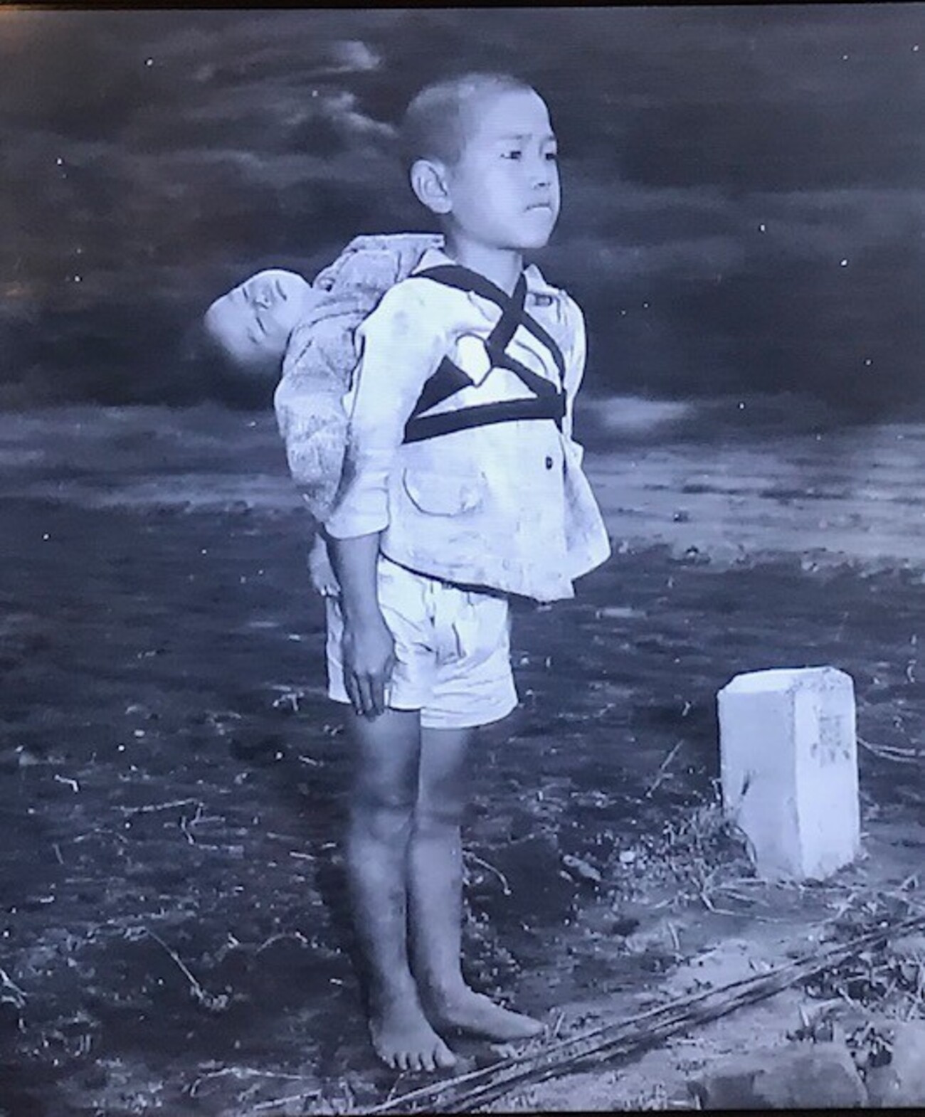 焼き場 に立つ少年 本人