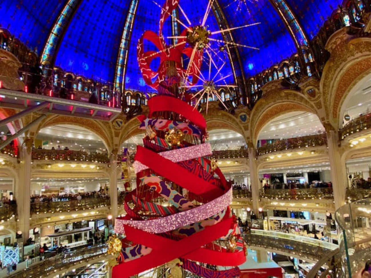 パリ ギャラリーラファイエット2025年クリスマスツリーとウインドウ 