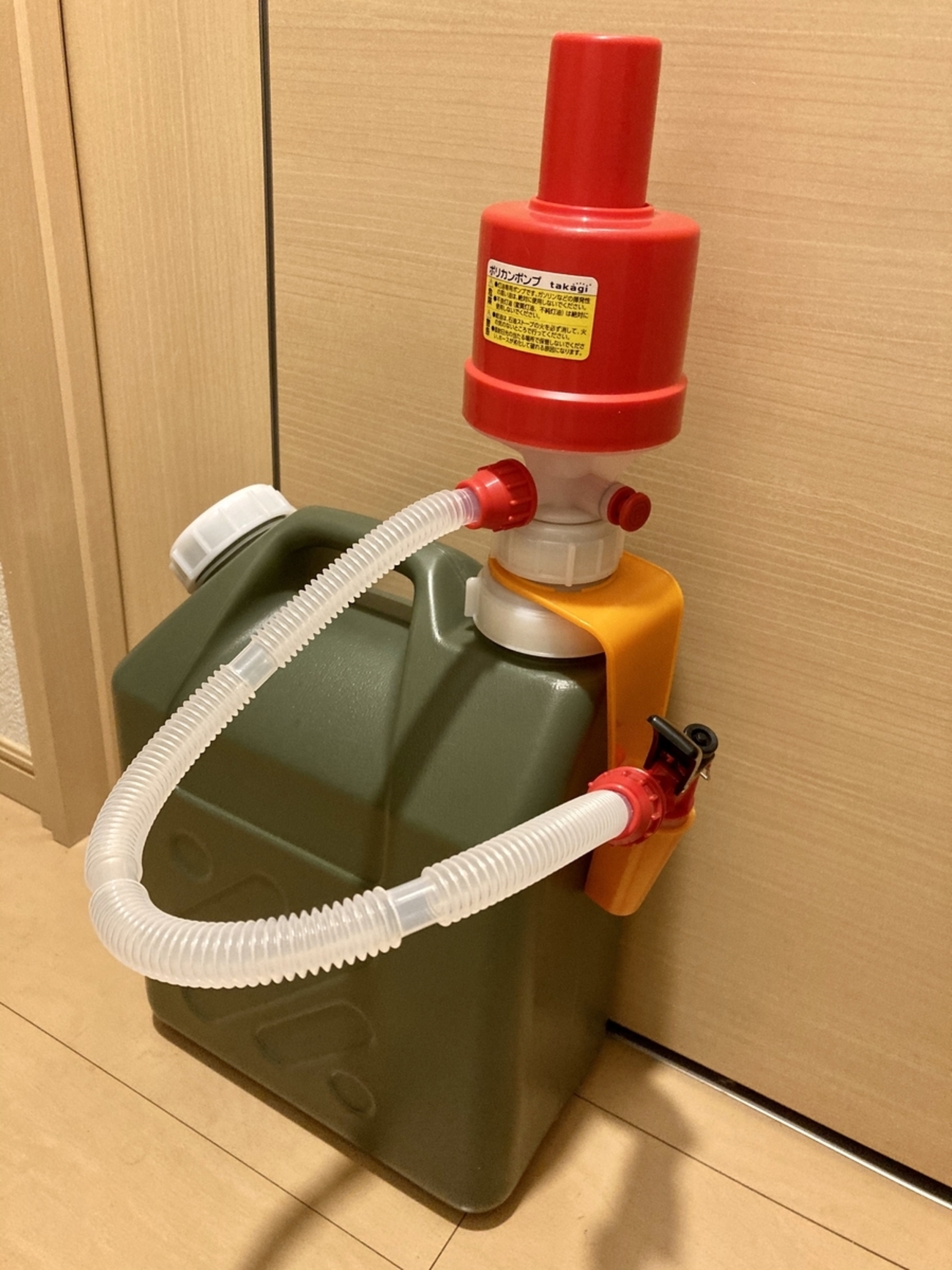 さらば石油ストーブへ給油の手汚れ！タカギ（takagi）ポリカンポンプが 