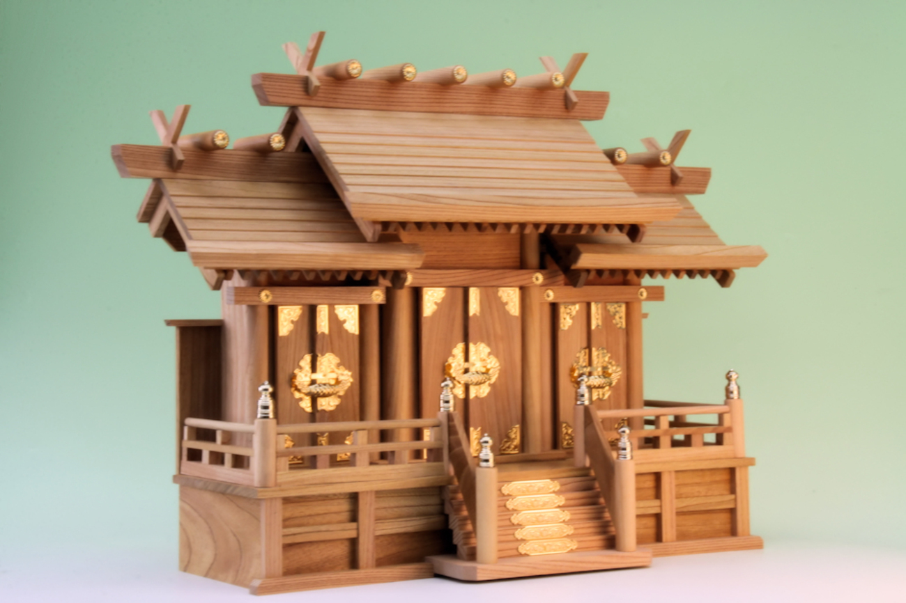 重みが違うからすぐにわかる ケヤキの神棚の魅力 - 神棚 上敷き 簾の