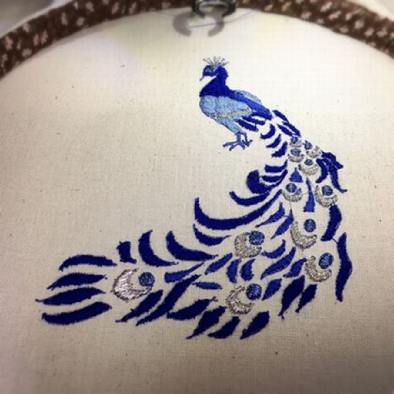 バリアブルZZ 孔雀のモチーフ - ミシン刺繍 ほっこりにっこり