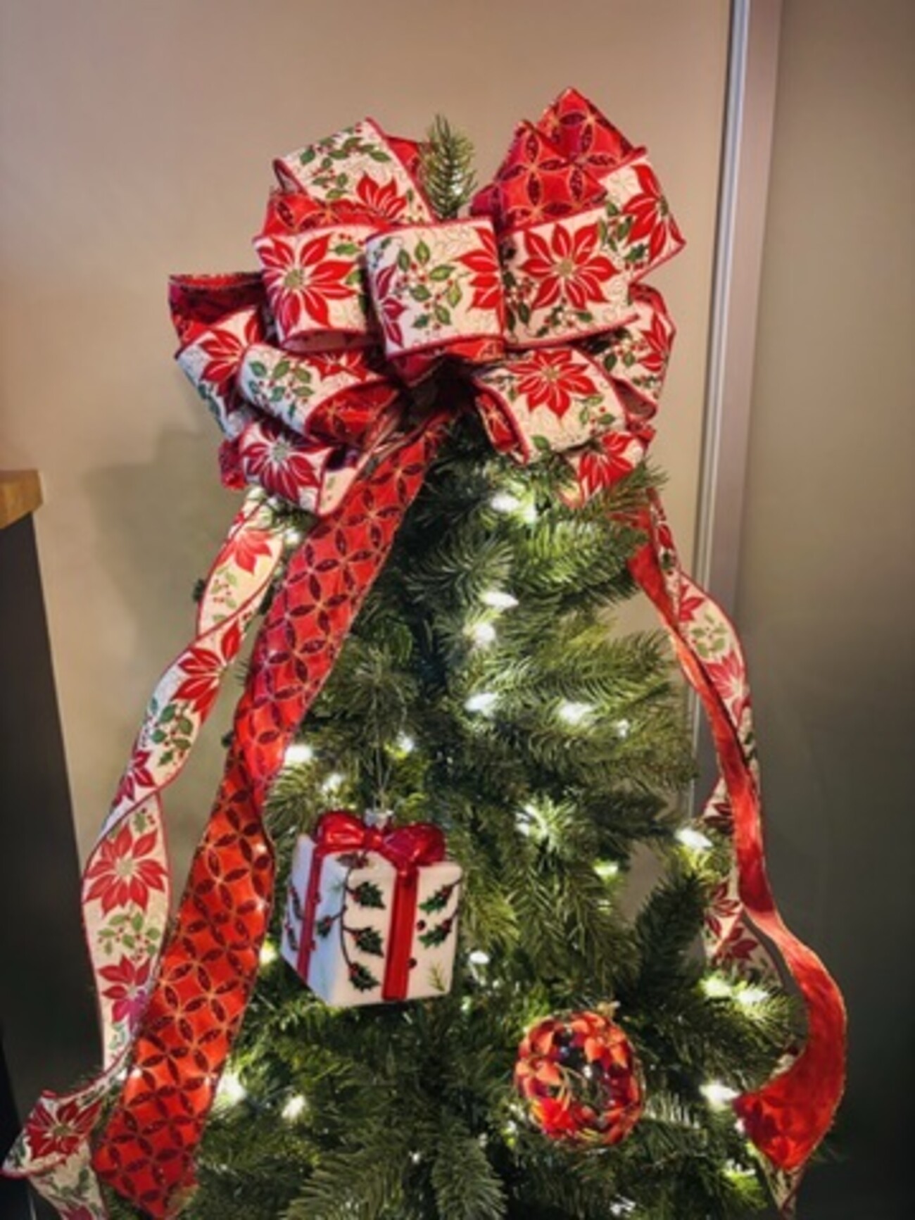 アメリカ流クリスマスツリーの飾り付け｜リボンで飾るツリートップ 