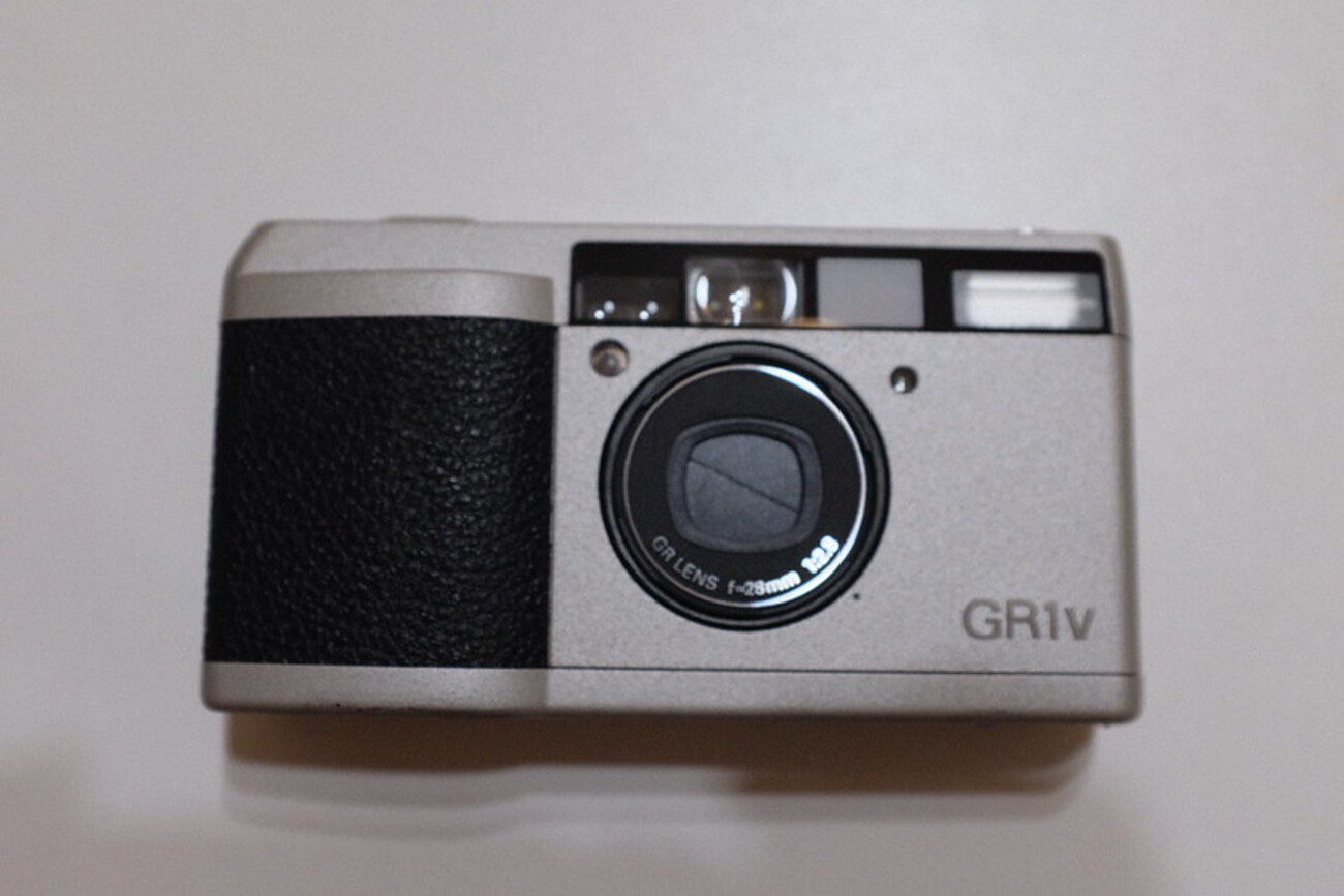 コンパクトフィルムカメラRICOH GR1vの大きさ比較なのです！ - SAY 