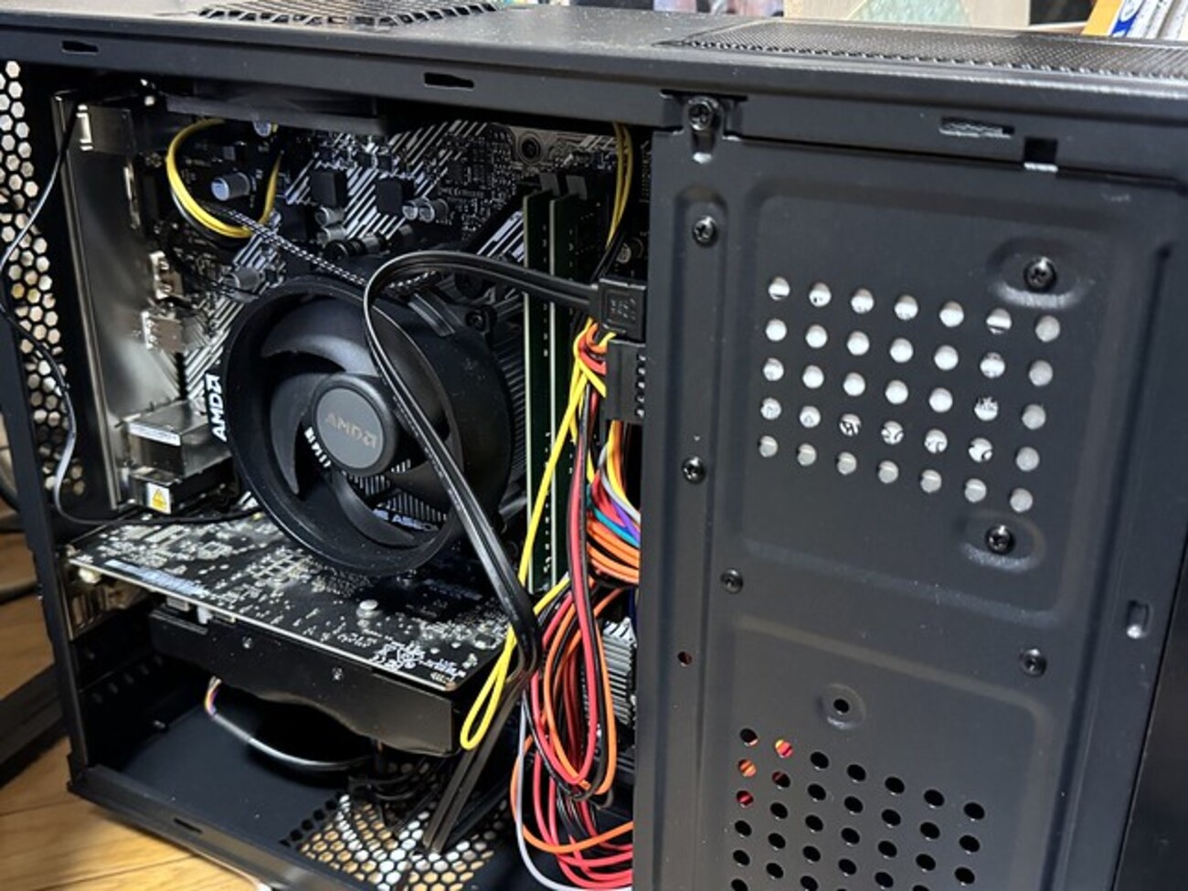 5600G搭載 スリムPC（2,480円のAM4マザーと電源付属6,573円のPCケース 