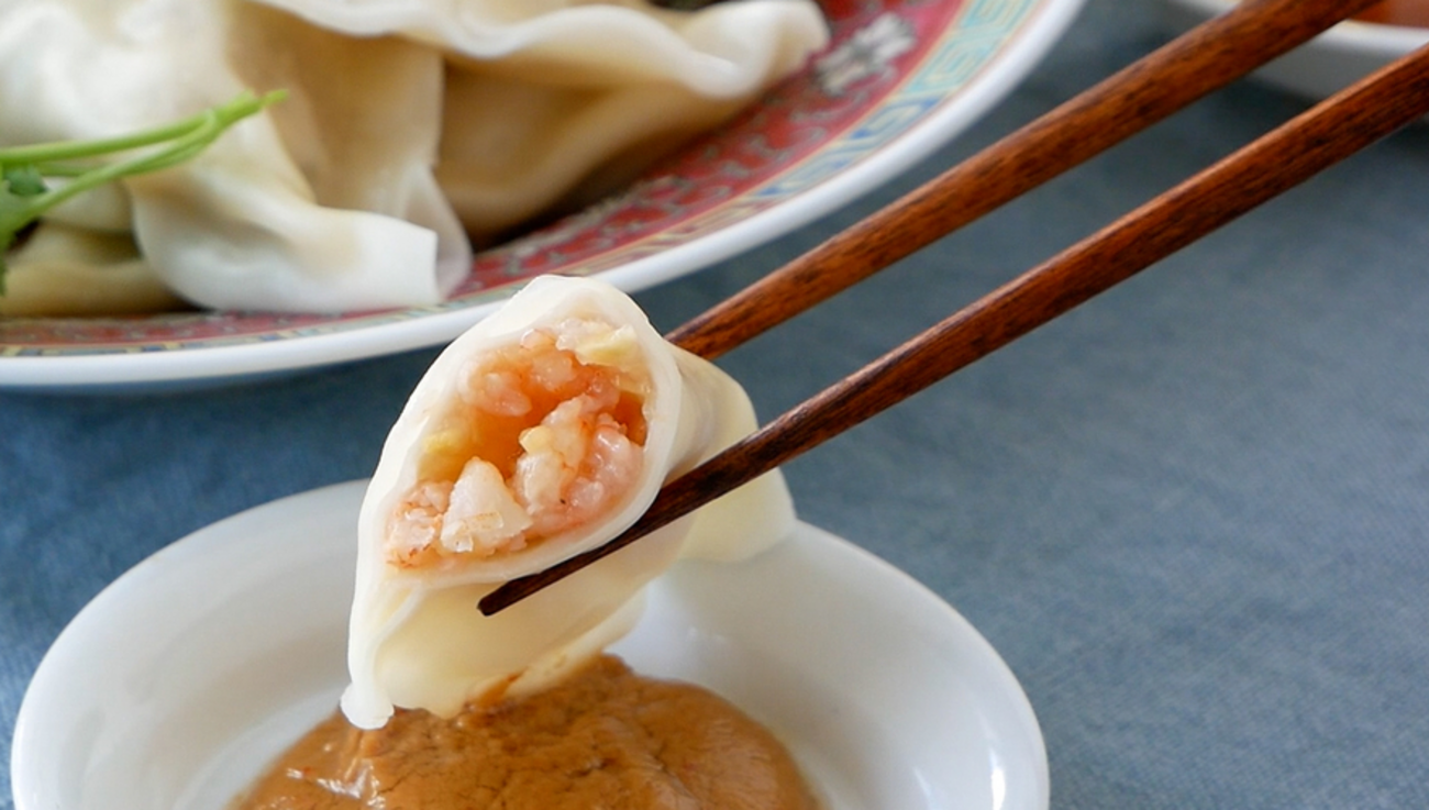 市販の皮を2枚重ねモチモチ食感の水餃子が完成！2種類の餡で作る絶品水 
