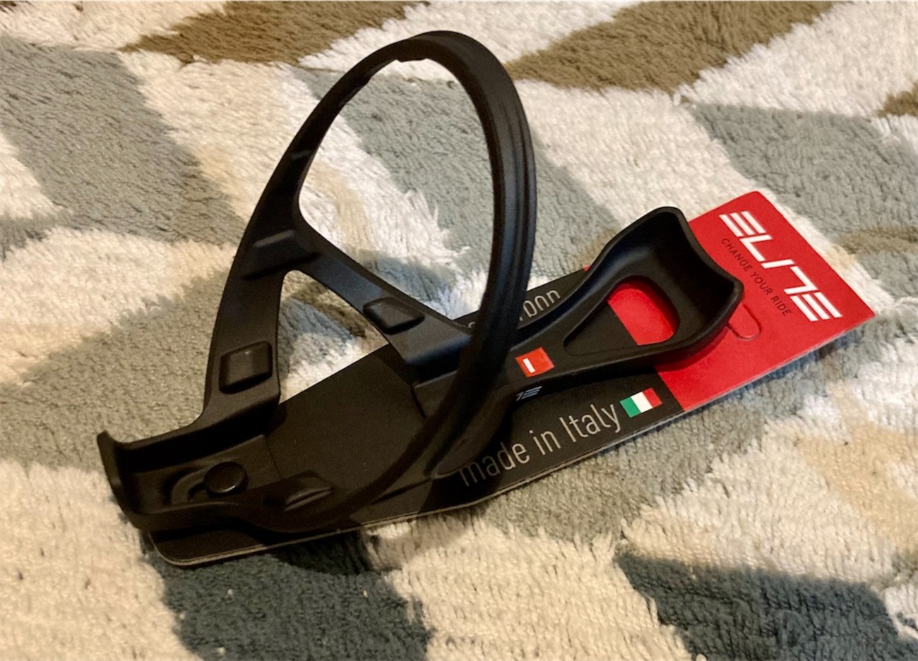 カーボンだけどコスパ良し⁉︎ ELITE 軽量ボトルケージ Leggero 