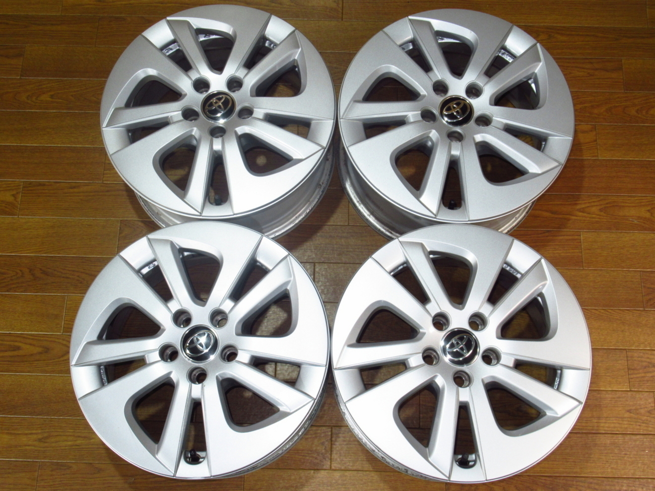 トヨタZVW50プリウス純正15インチアルミホイールのサイズと重さは 