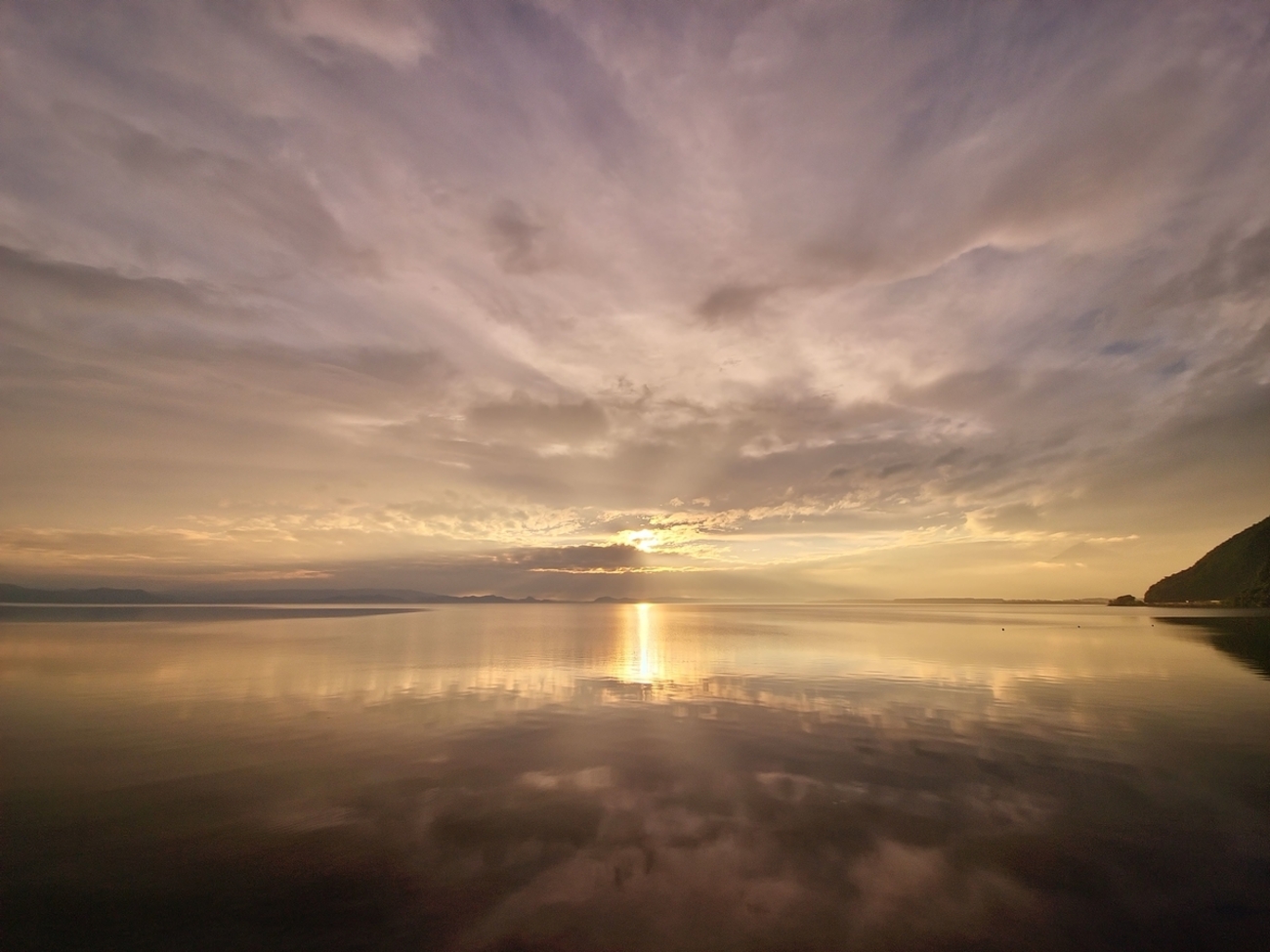 夕暮れの湖と丘の風景写真 🌅猪苗代湖の夕暮れ - photo & hobby