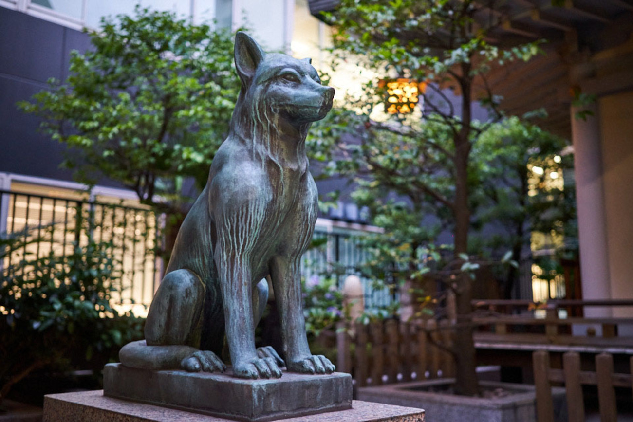 渋谷の宮益御嶽神社はニホンオオカミの狛犬がいる珍しい神社です 