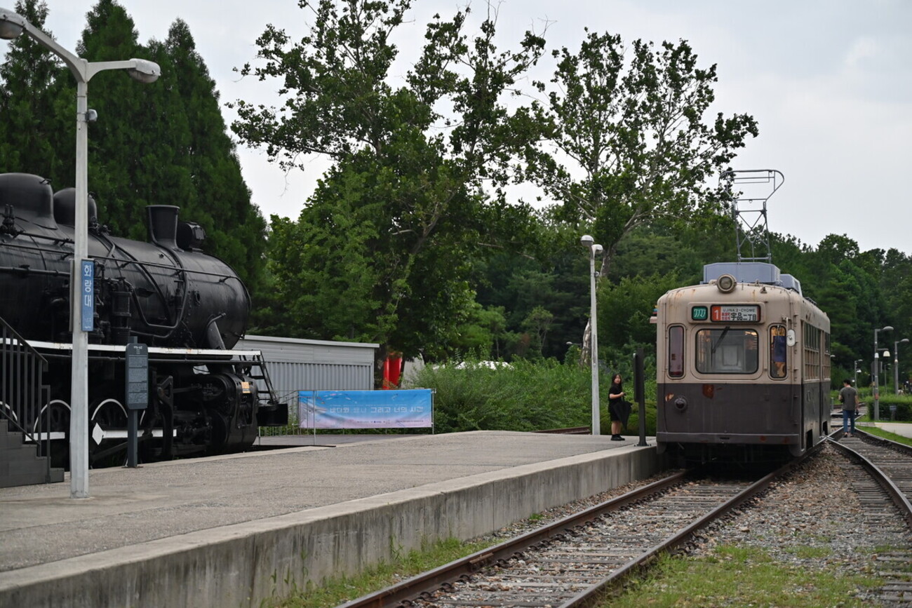ソウル特別市：広島電鉄906号 - 新しい風に乗って